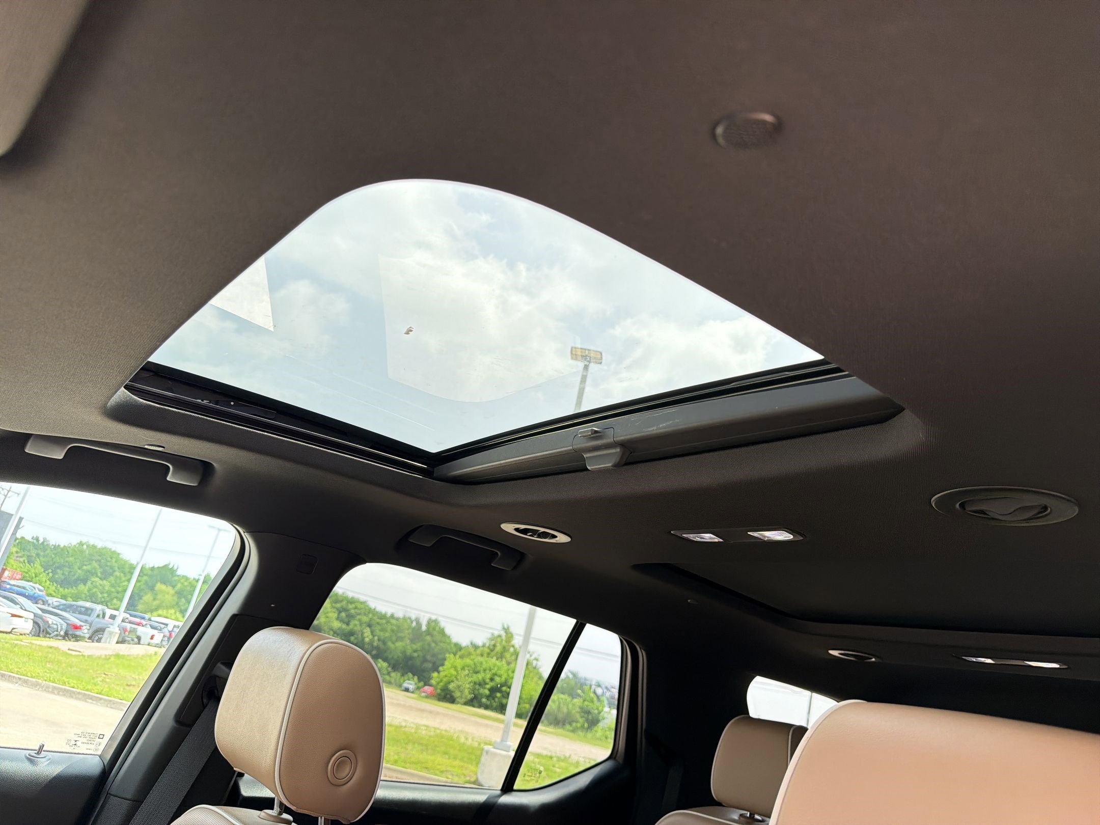 Used 2023 Chevrolet Traverse Premier FWD image 16