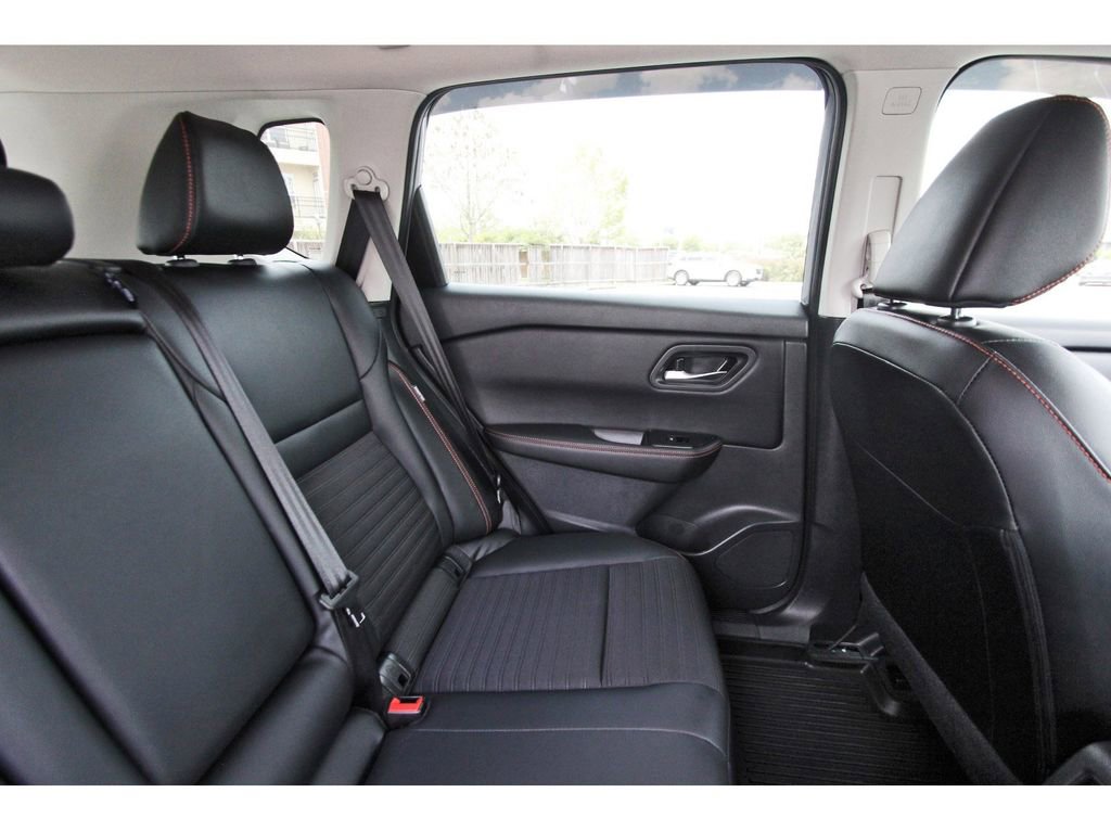 Used 2025 Nissan Rogue SV image 13
