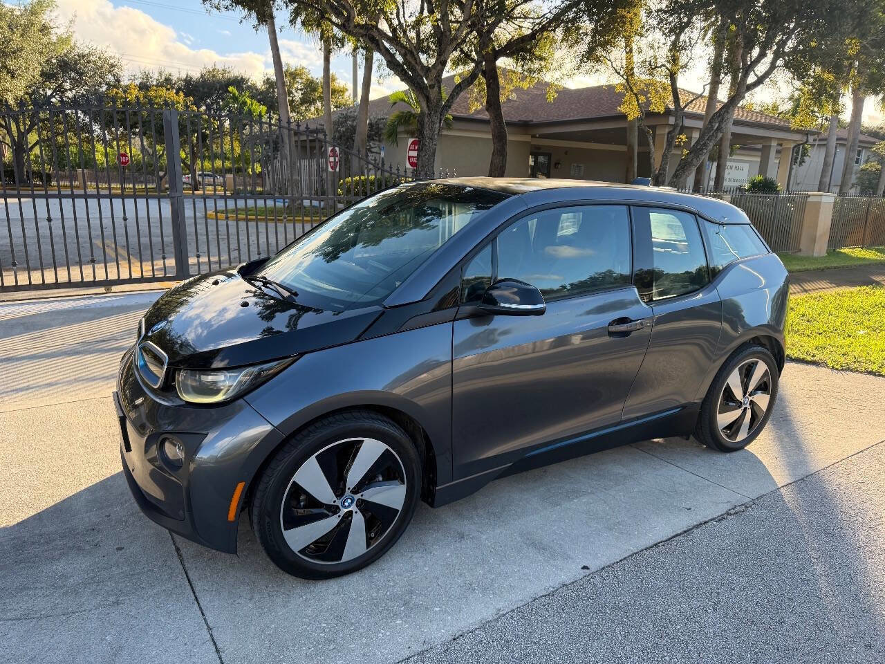 Used 2017 BMW i3 w/ Range Extender image 4