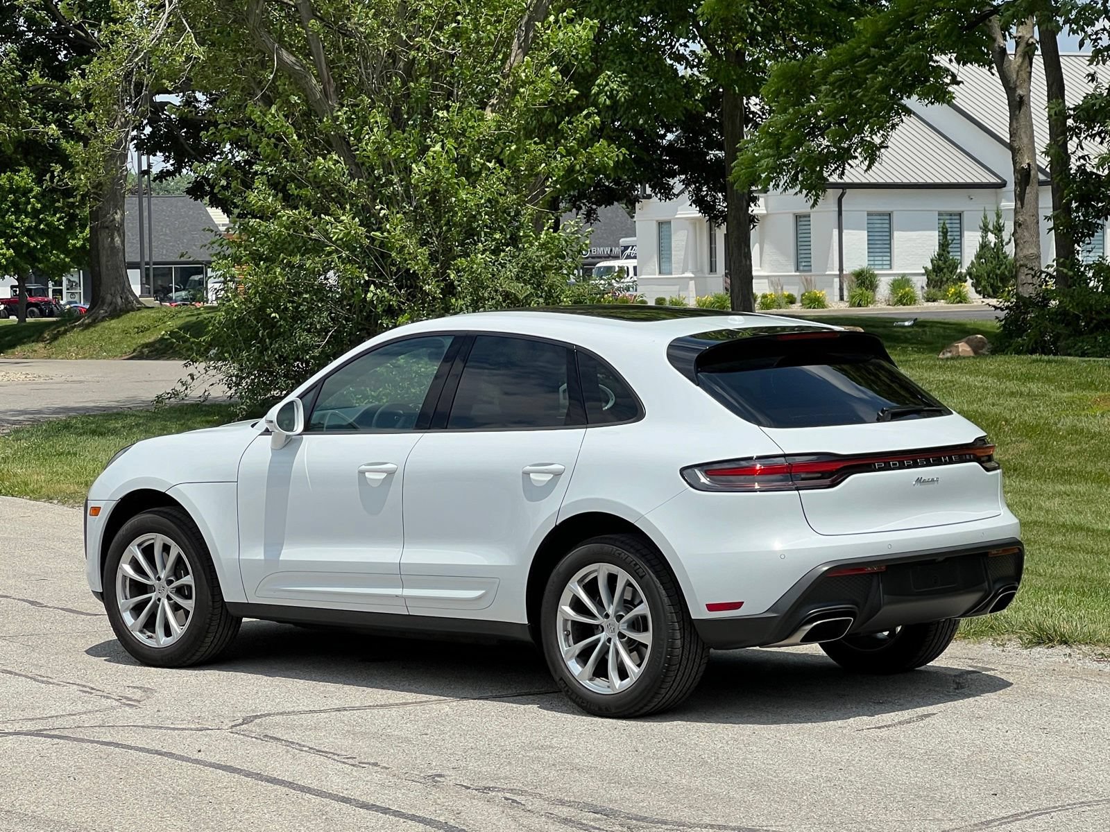 Certified 2025 Porsche Macan AWD/4WD image 3