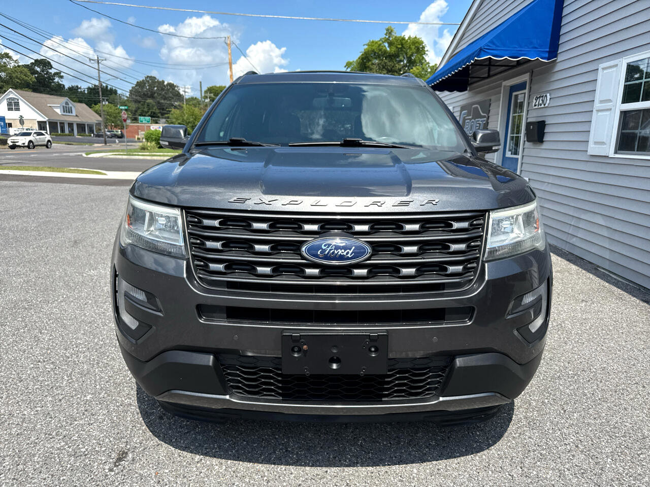 Used 2017 Ford Explorer XLT w/ Equipment Group 202A image 2