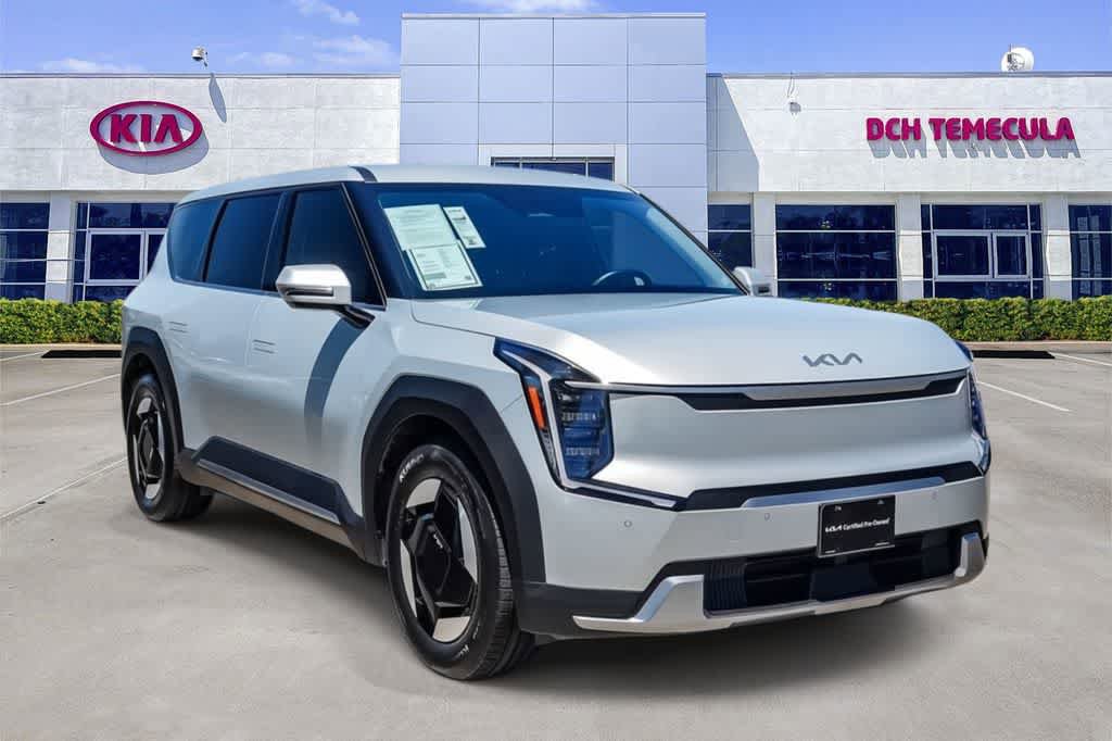 Certified 2024 Kia EV9 Light Long Range RWD image 3