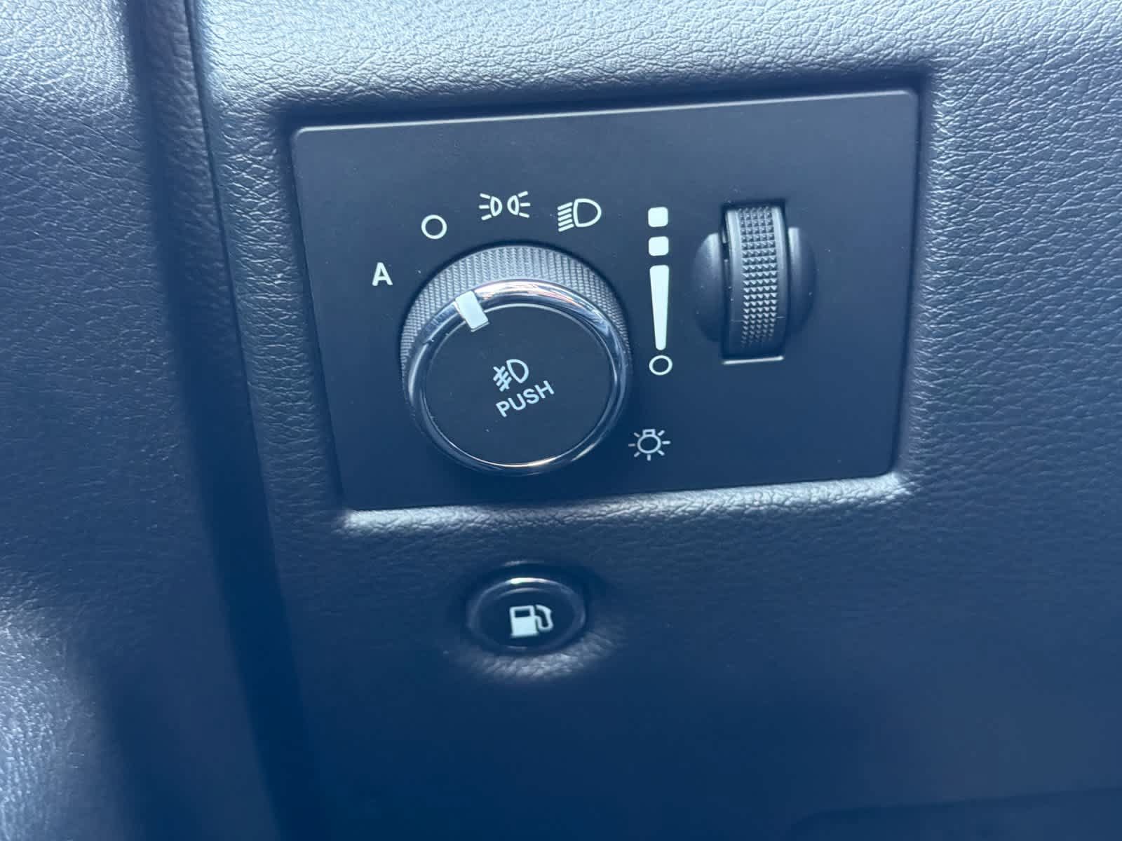 Used 2020 Jeep Grand Cherokee Altitude AWD/4WD image 30