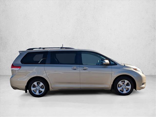 Used 2011 Toyota Sienna LE w/ Towing Pkg video 4