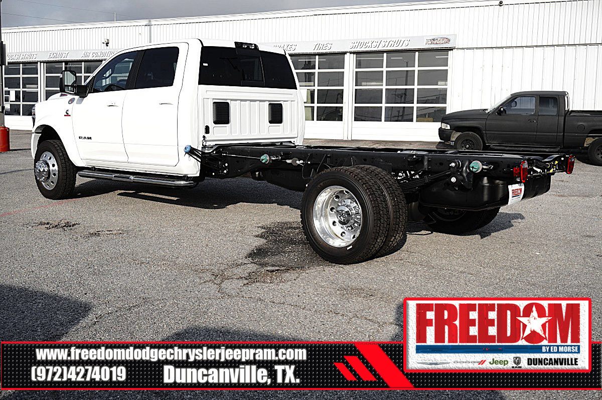 New 2026 RAM 4500 4x4 Crew Cab DRW w/ Laramie Trim Package image 3