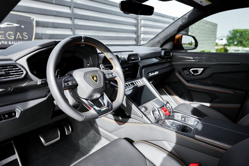 Used 2022 Lamborghini Urus image 2