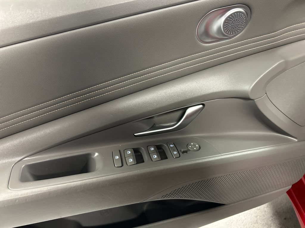 Used 2022 Hyundai Elantra SEL w/ Convenience Package FWD image 12