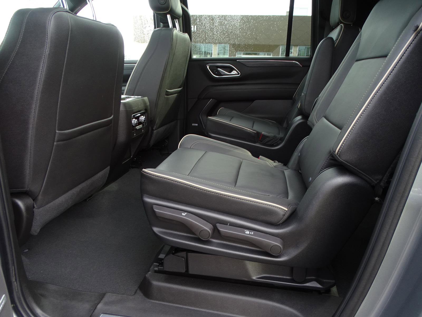 Used 2023 GMC Yukon XL SLT image 11