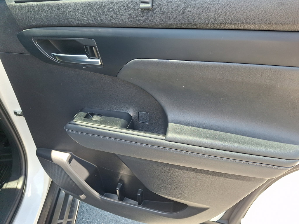 Used 2022 Toyota Highlander XLE AWD/4WD image 18