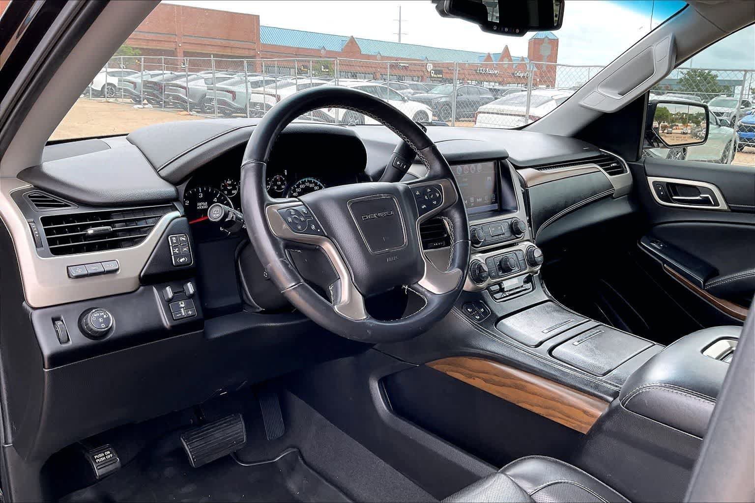 Used 2020 GMC Yukon Denali w/ Denali Premium Package RWD image 2