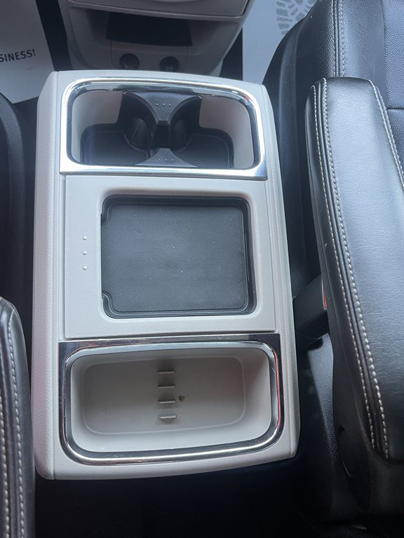 Used 2014 Chrysler Town & Country Touring FWD image 22