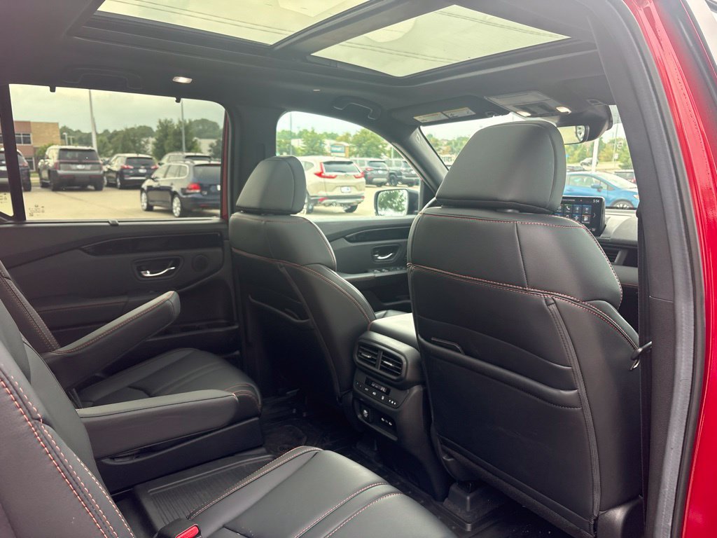 Certified 2025 Honda Pilot TrailSport image 31