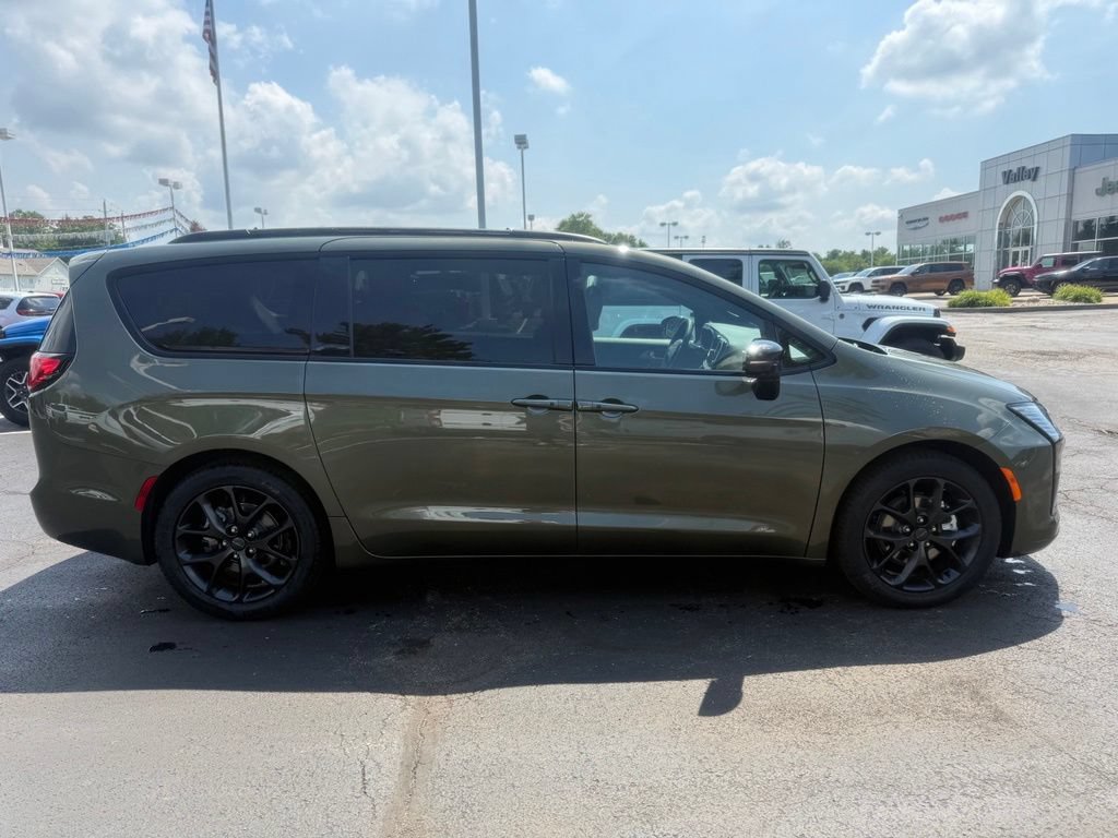New 2027 Chrysler Pacifica Limited FWD image 2