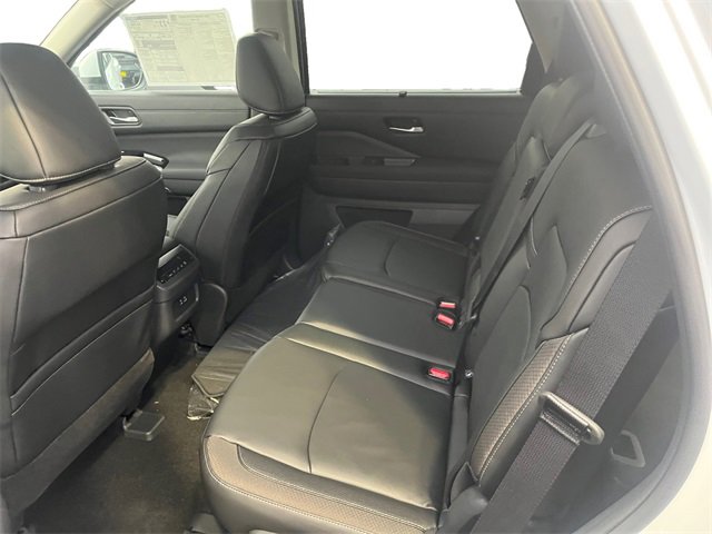 New 2025 Nissan Pathfinder SL image 4
