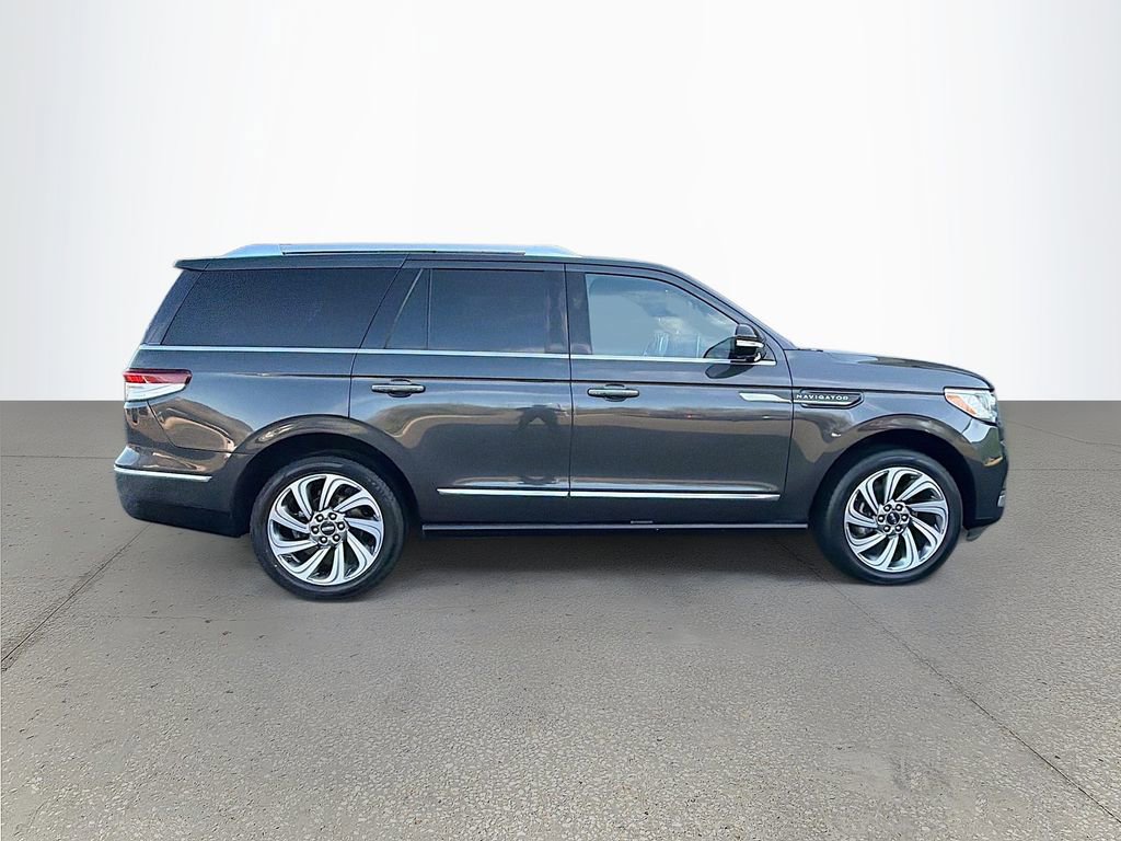 Used 2023 Lincoln Navigator Reserve image 2
