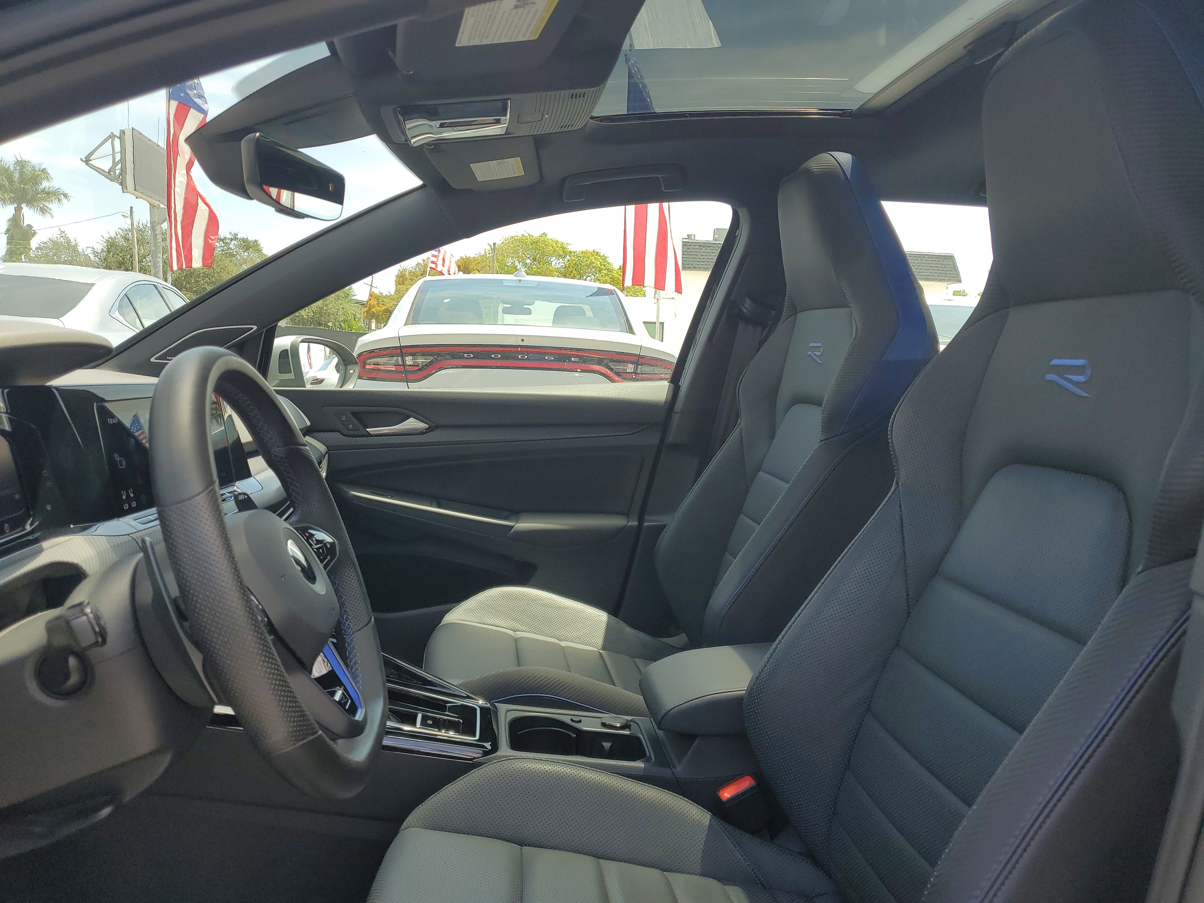 Used 2023 Volkswagen Golf R image 9