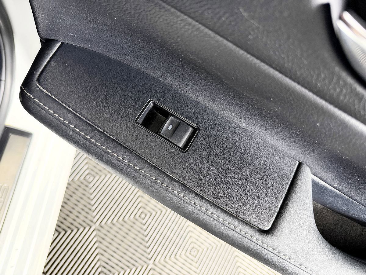 Used 2014 Lexus ES 300h w/ Luxury Package w/Bamboo Trim FWD image 36