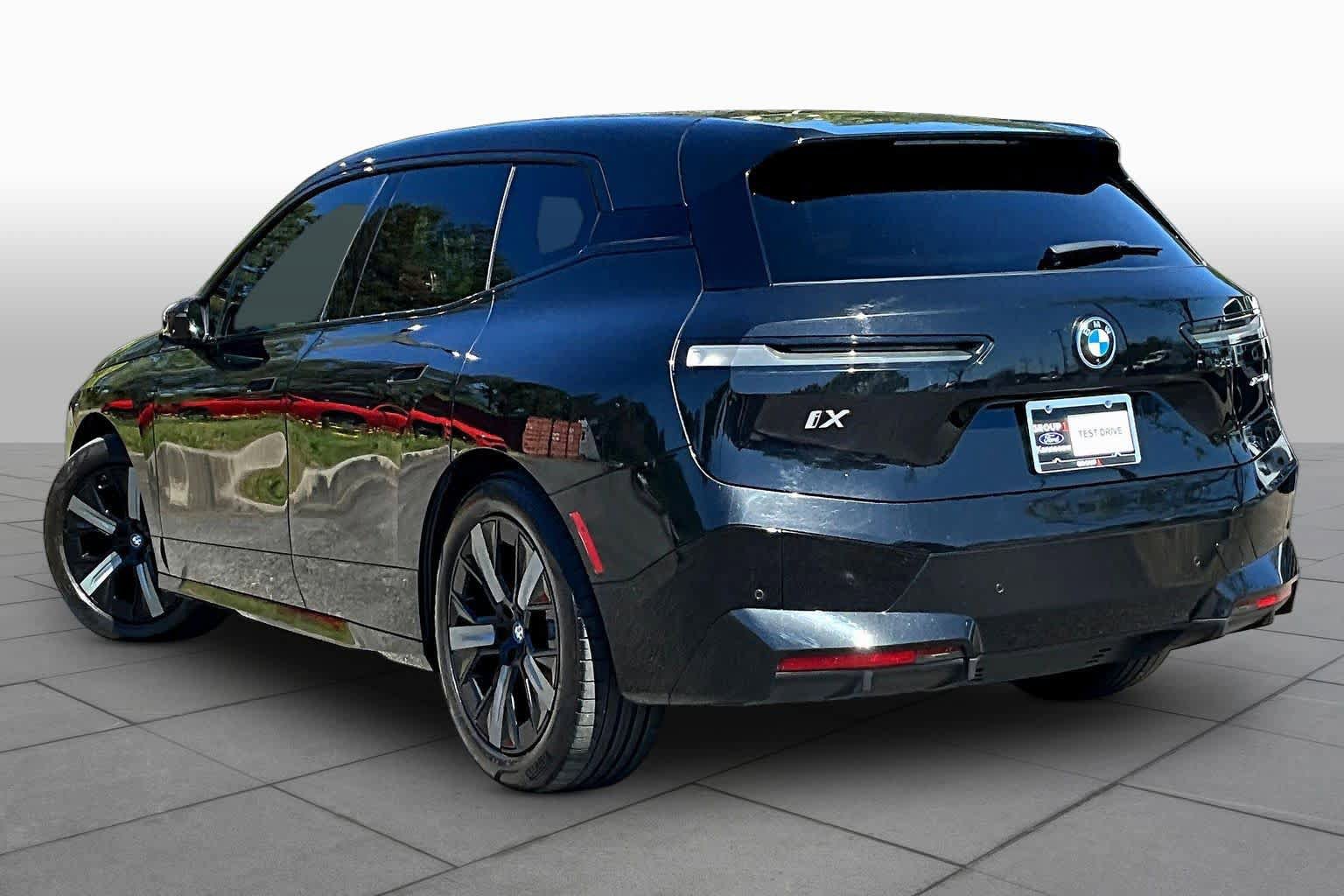 Used 2023 BMW iX xDrive50 w/ Premium Package AWD/4WD image 11