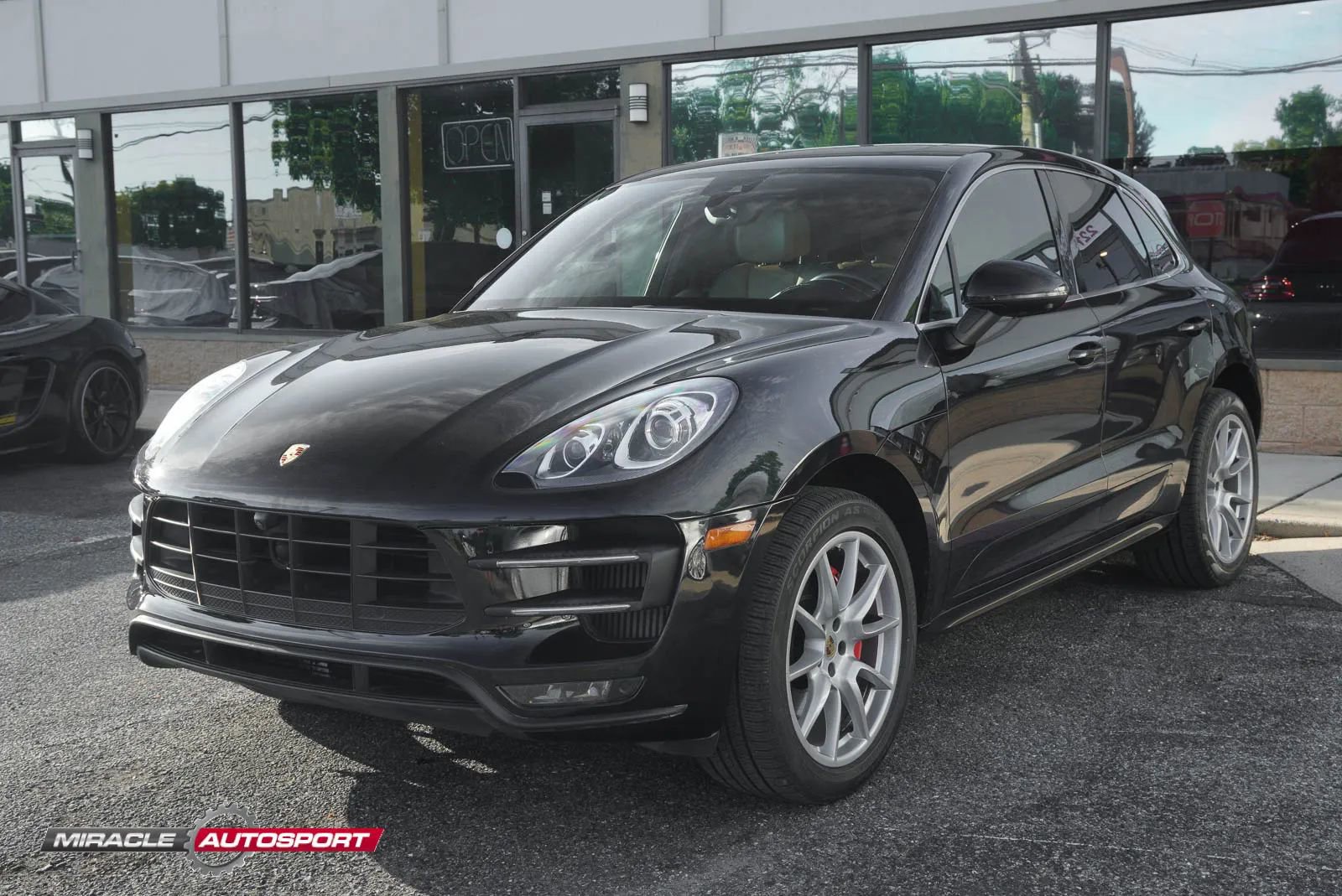Used 2017 Porsche Macan Turbo image 3