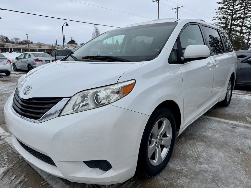 Used 2014 Toyota Sienna LE image 4