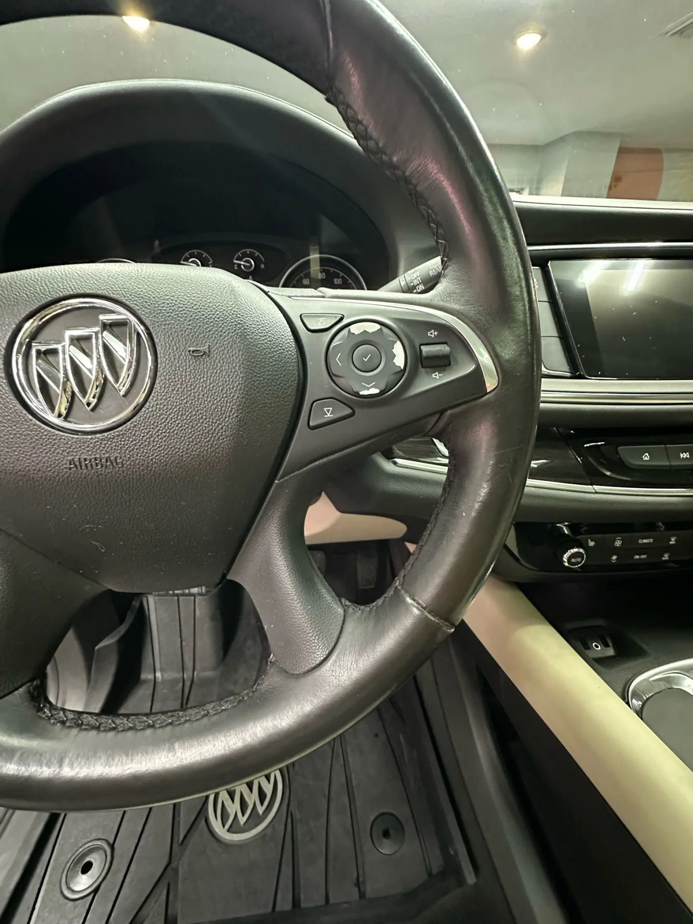 Used 2018 Buick Enclave Essence image 14