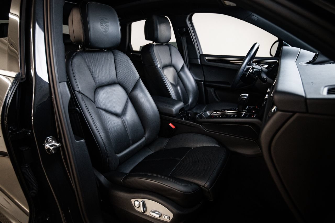 Certified 2024 Porsche Macan AWD/4WD image 29