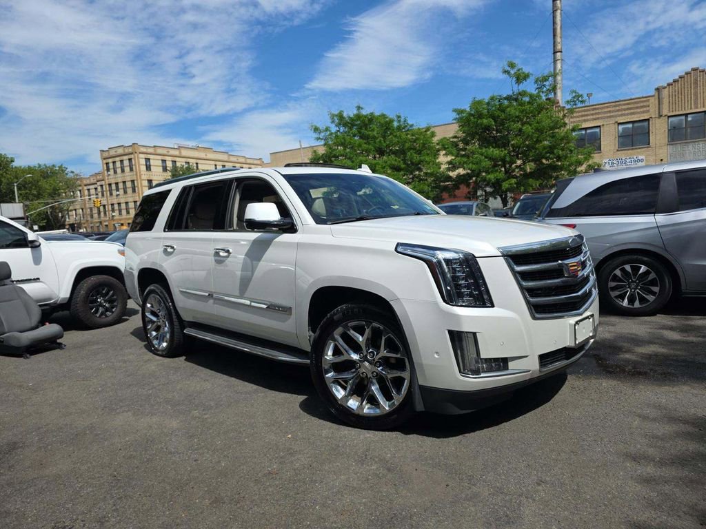 Used 2017 Cadillac Escalade Luxury AWD/4WD image 4