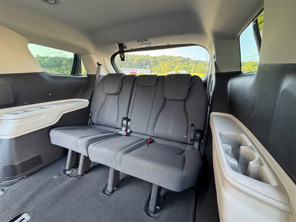 Used 2022 Kia Carnival LX image 32