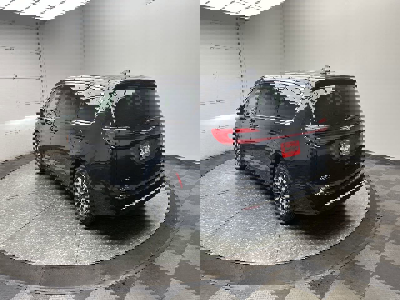 Used 2023 Chrysler Pacifica Touring-L image 2