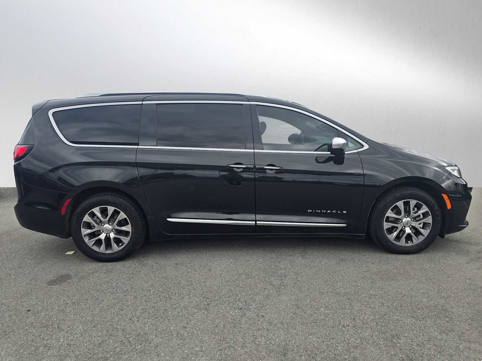 Used 2023 Chrysler Pacifica Pinnacle image 6