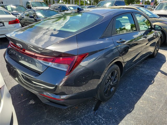 Used 2022 Hyundai Elantra SEL w/ Cargo Package image 4