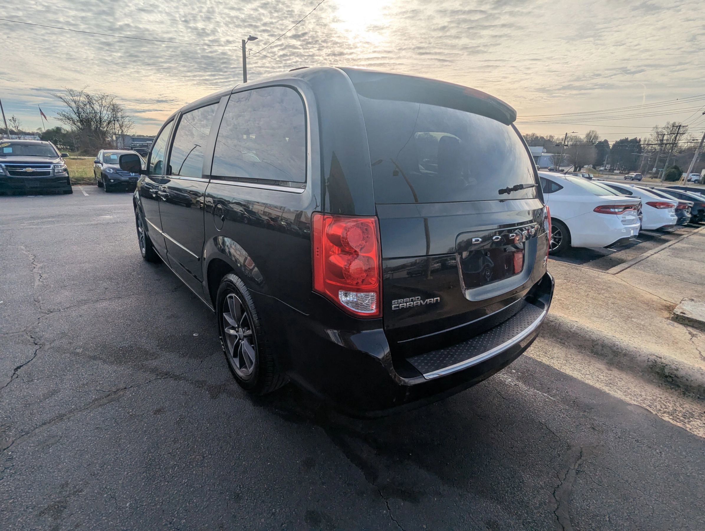 Used 2017 Dodge Grand Caravan SXT image 5