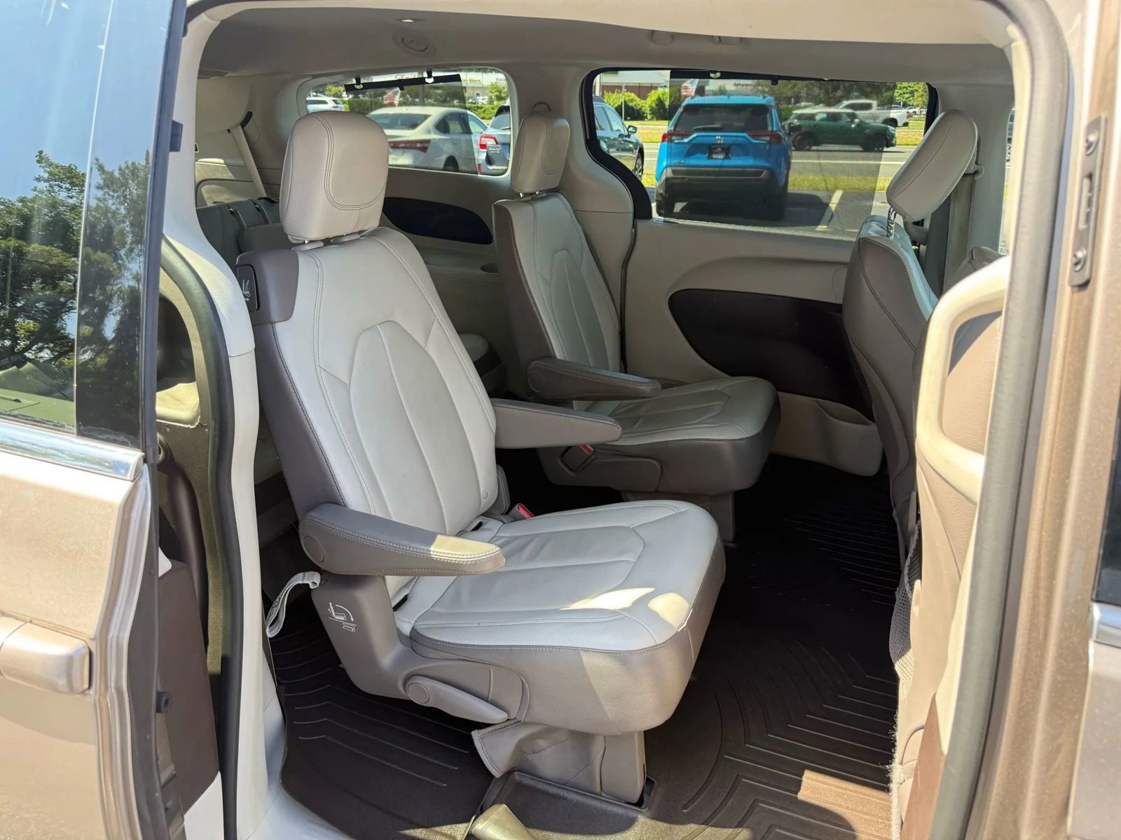 Used 2017 Chrysler Pacifica Touring-L image 40