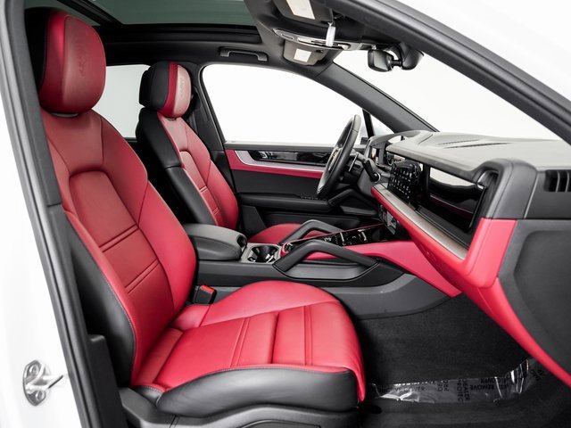 Used 2024 Porsche Cayenne image 23