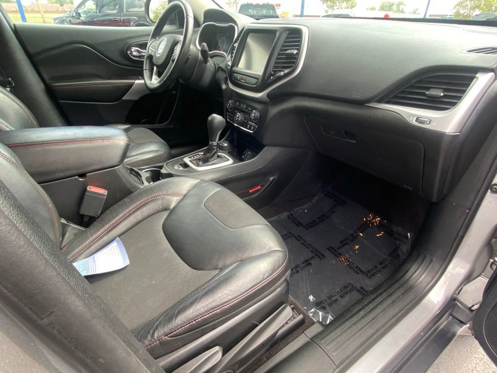 Used 2018 Jeep Cherokee Trailhawk AWD/4WD image 38