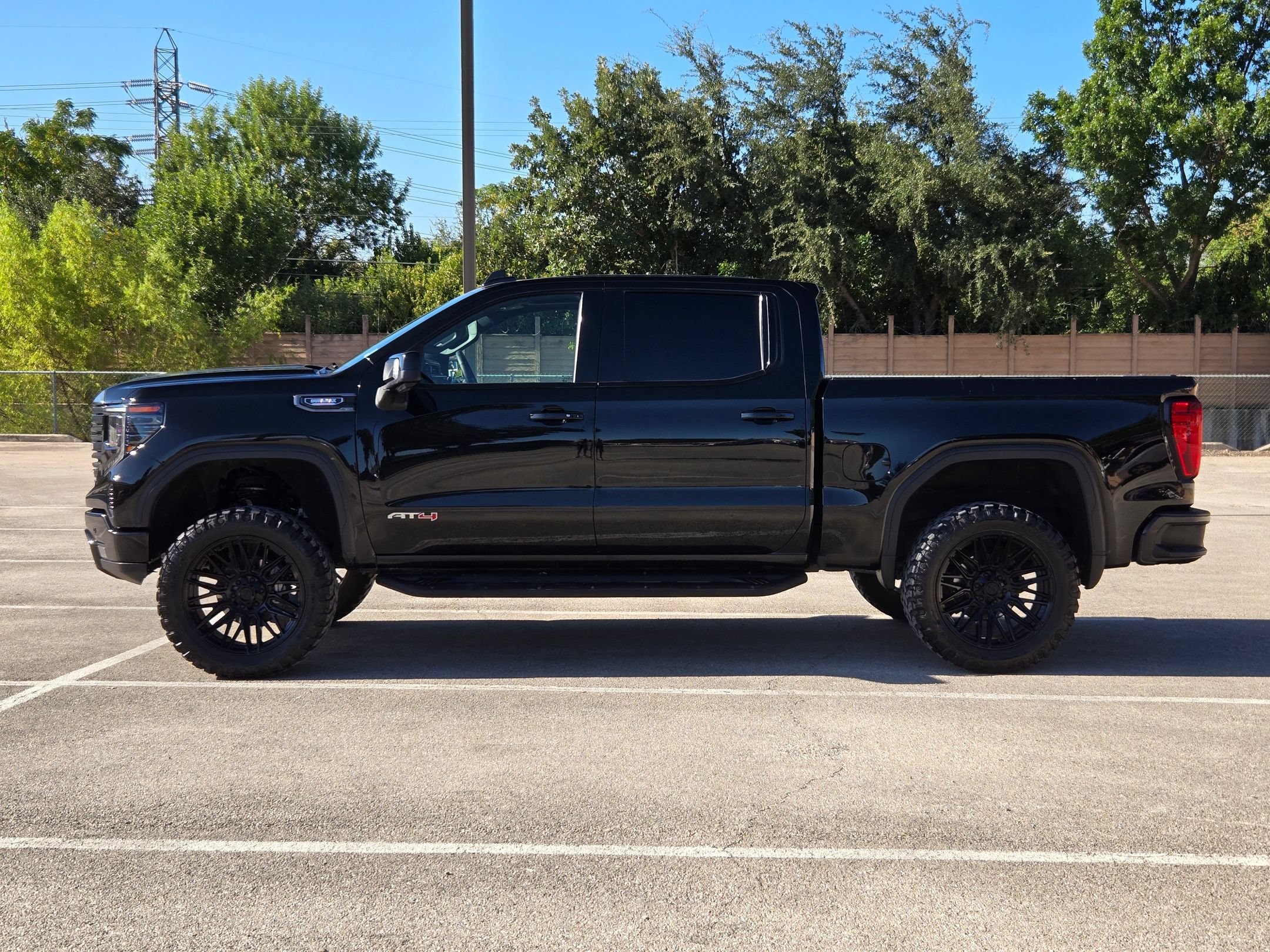 Used 2024 GMC Sierra 1500 AT4 w/ Technology Package AWD/4WD image 6