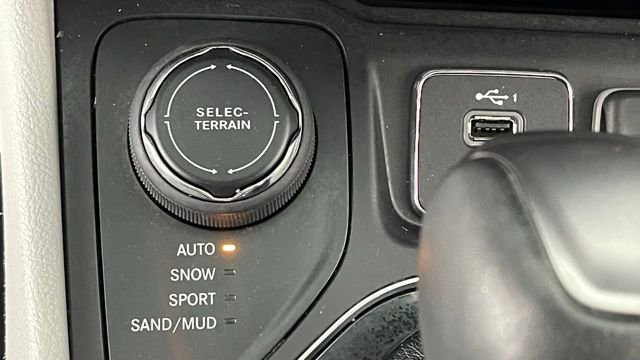 Used 2020 Jeep Cherokee Limited w/ Technology Group image 43