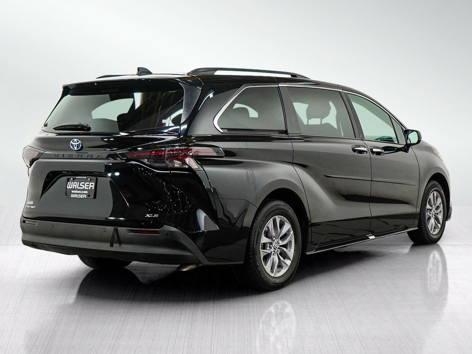 Used 2025 Toyota Sienna XLE w/ XLE Plus Package AWD/4WD image 5