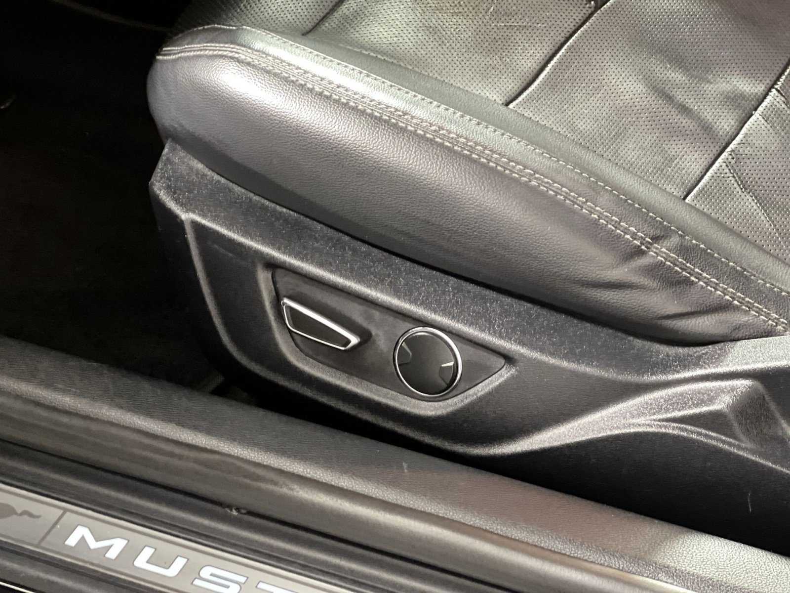 Used 2018 Ford Mustang GT Premium RWD image 14