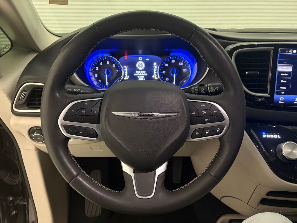 Used 2023 Chrysler Pacifica Touring-L FWD image 6