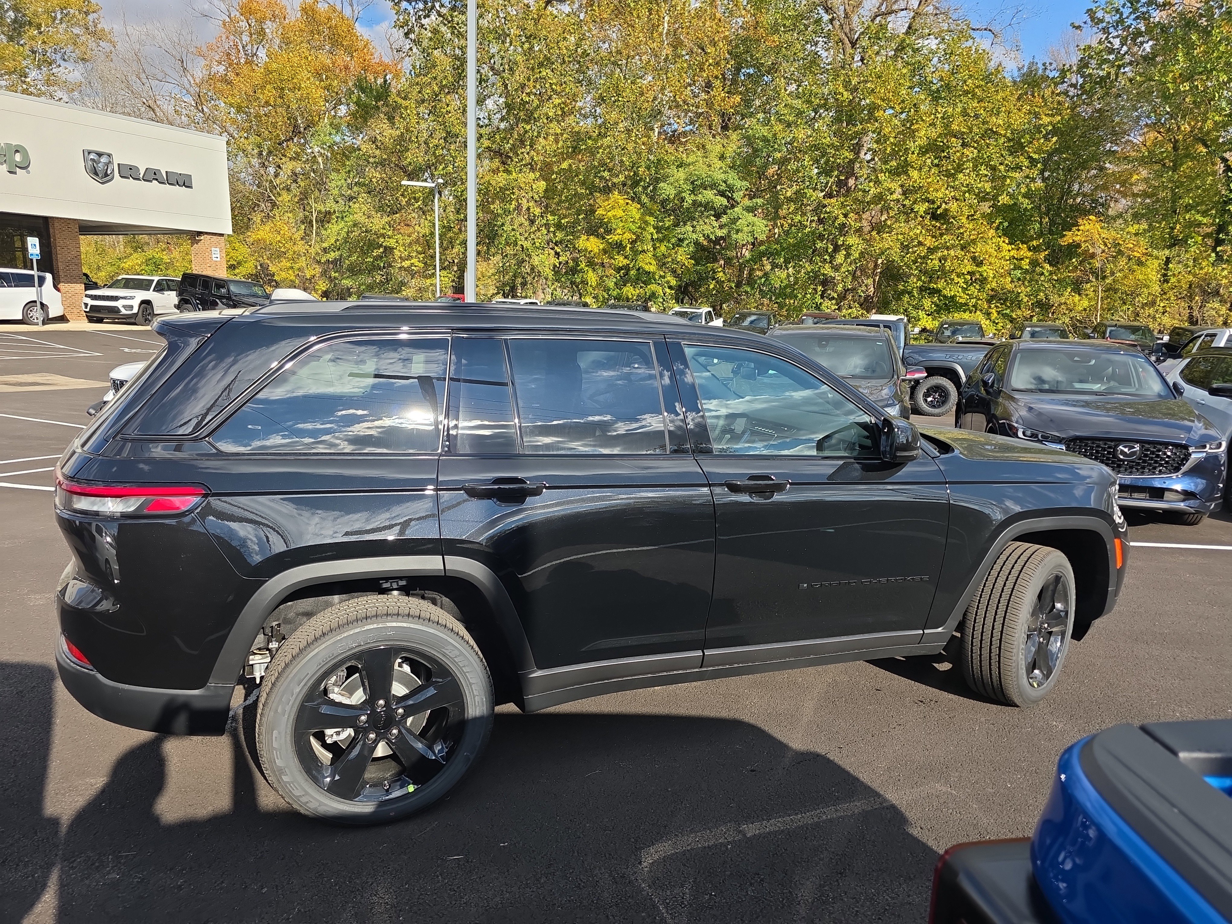 New 2025 Jeep Grand Cherokee Altitude image 23