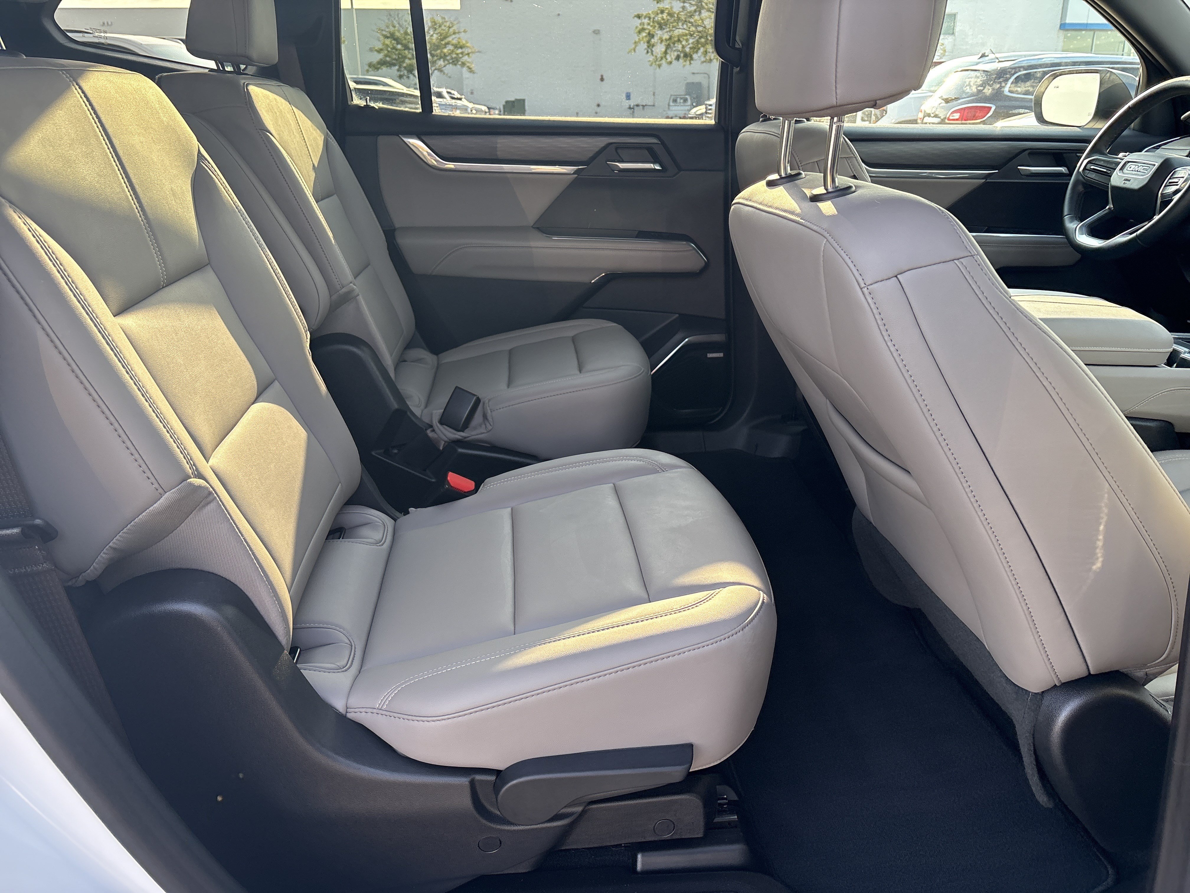 Used 2026 GMC Acadia Elevation w/ Elevation Premium Package FWD image 17