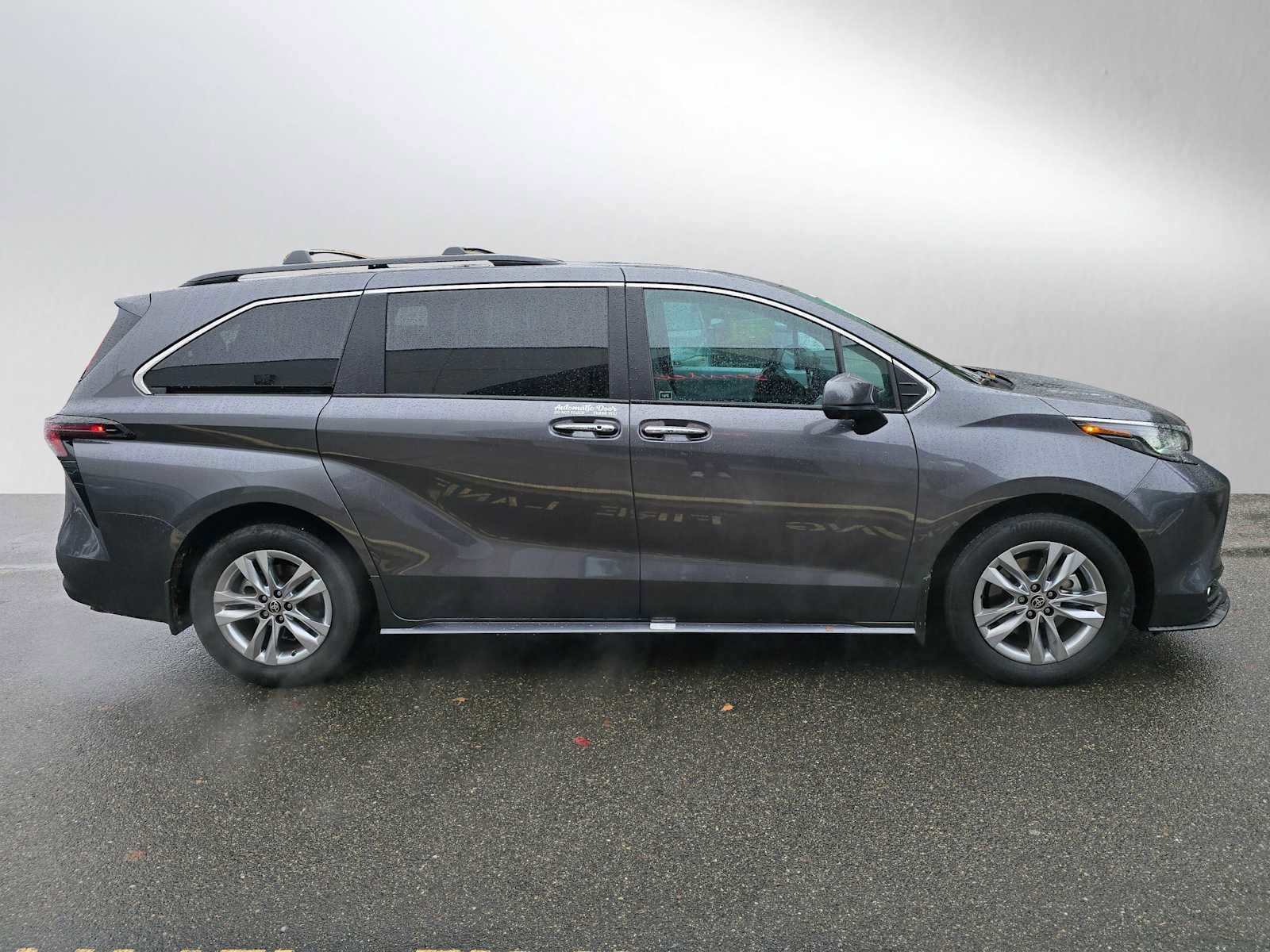Used 2025 Toyota Sienna XLE image 2