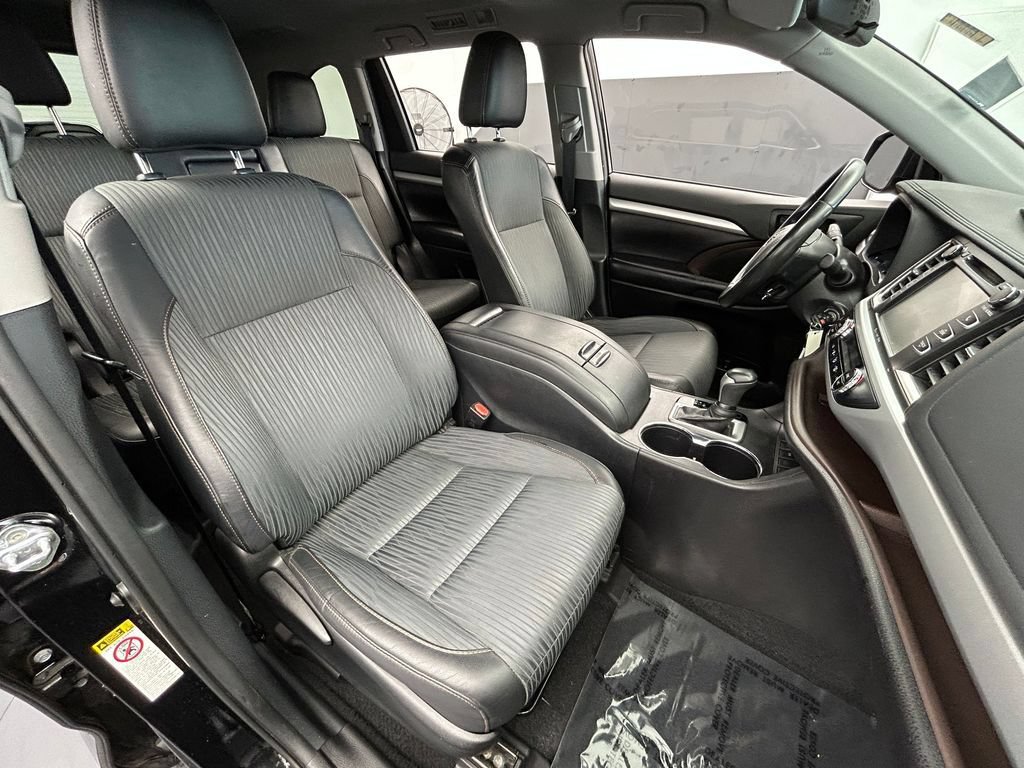 Used 2019 Toyota Highlander Plus FWD image 16