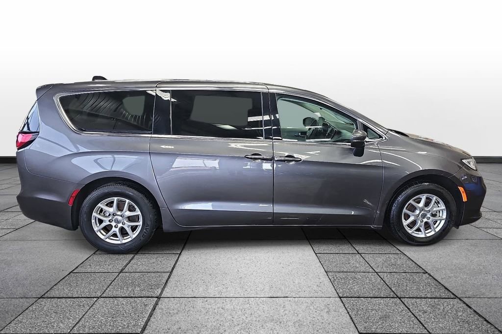 Used 2023 Chrysler Pacifica Touring-L FWD image 4