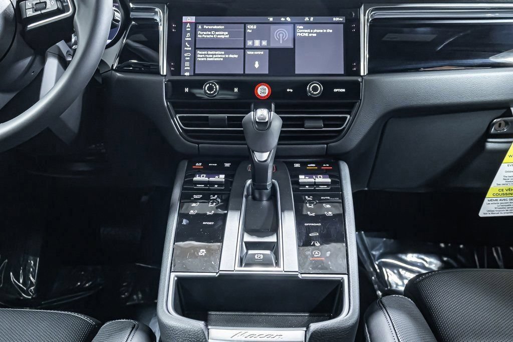Certified 2025 Porsche Macan AWD/4WD image 16
