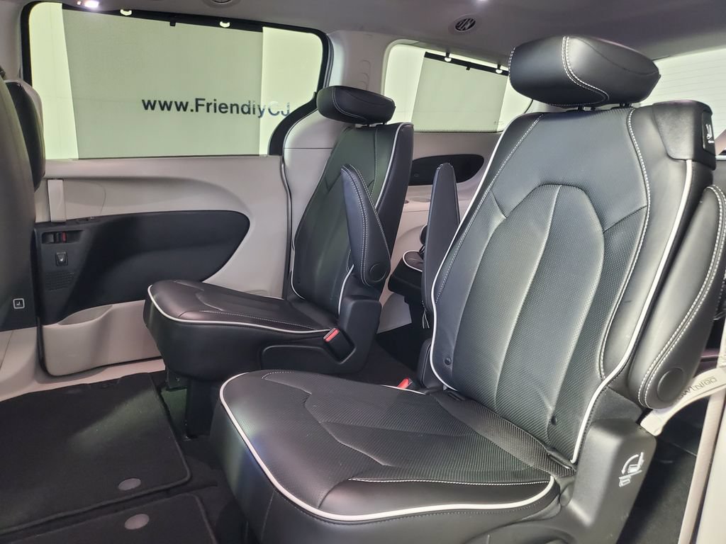 Used 2024 Chrysler Pacifica Limited AWD/4WD image 28