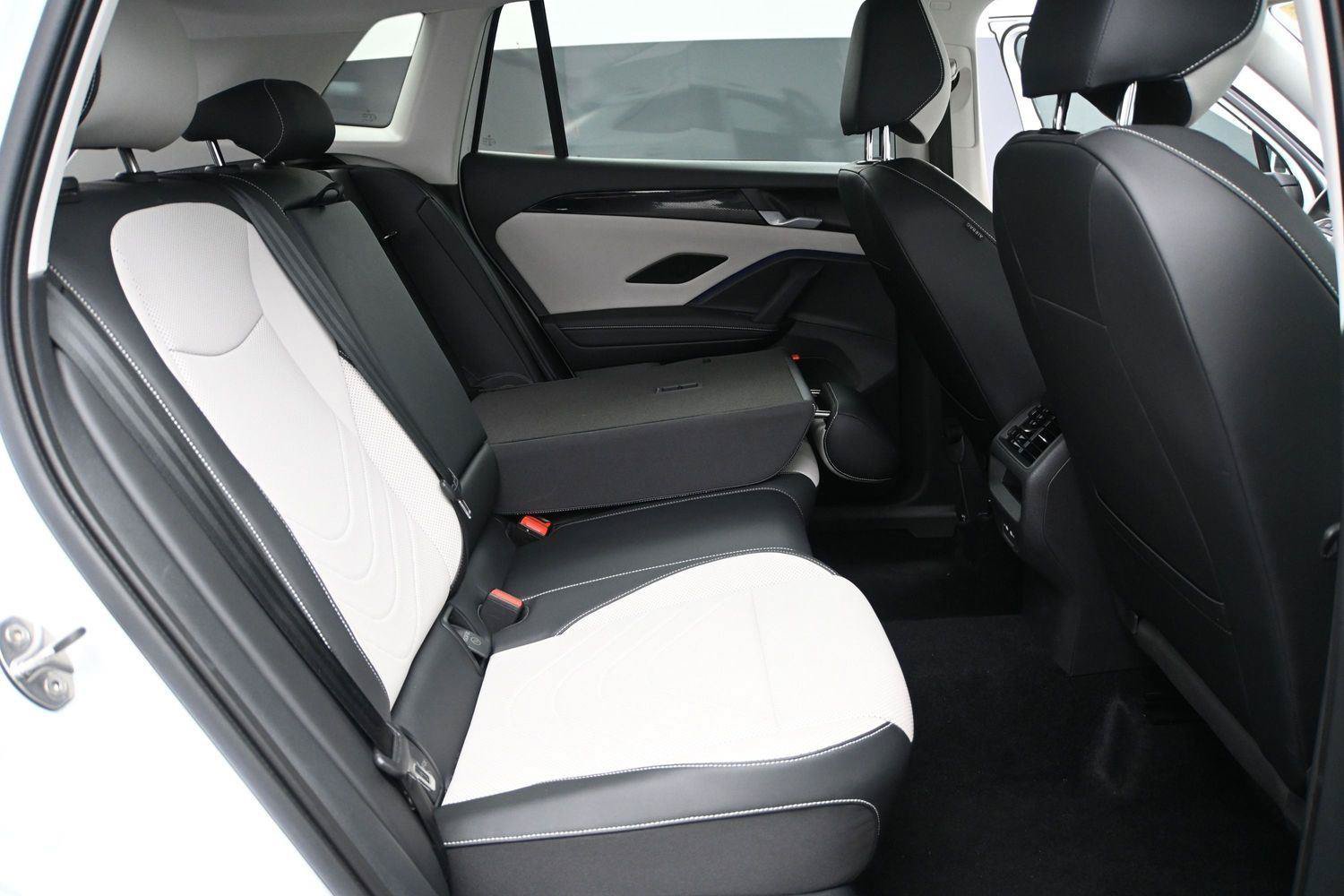 Used 2025 Volkswagen Tiguan SE AWD/4WD image 19