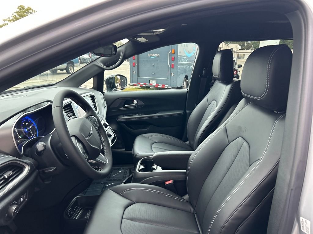 New 2026 Chrysler Pacifica Select image 22