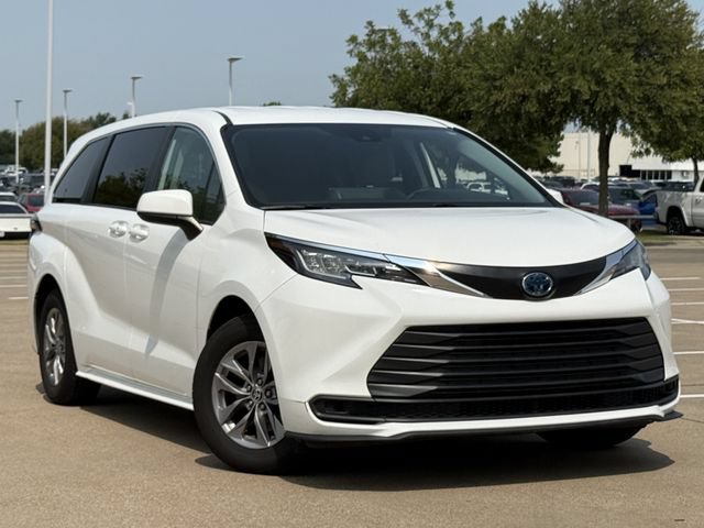 Certified 2023 Toyota Sienna LE FWD image 2